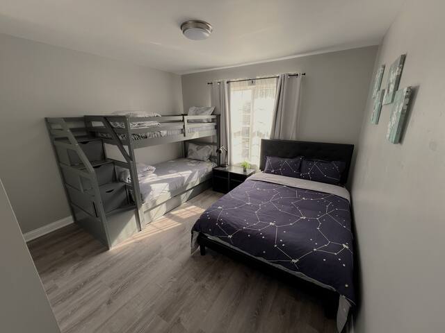 Spacious 4BR, central ChinaTown by McCormick/DWNT gallery image 4