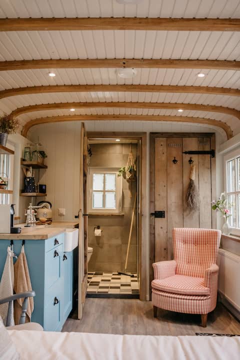 Popular Airbnb listing: B&B Het Bonte Buitenleven - The Shepherds Hut in Noord Holland