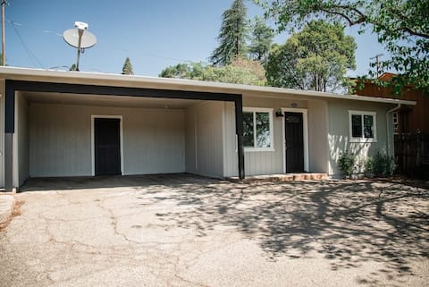 Yosemite Falls Cottage- in town