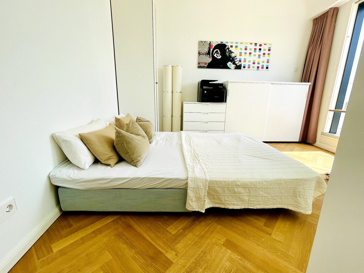 第二间卧室配有双人床（可分为2张独立的床）/带双人床的第二间卧室（可分为2张单人床）