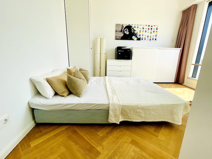 Second sleeping room set up with double bed (can be divided into 2 separate beds) / Second bedroom with double bed (can be split into 2 single beds)