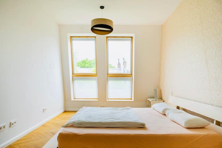 Main sleeping room with 200x200 bed & air conditioning / master bedroom with 200x200 bed and air conditioning