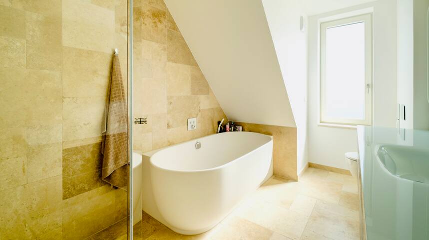 Huge luxury top floor loft with 360° roof terrace gallery image 3