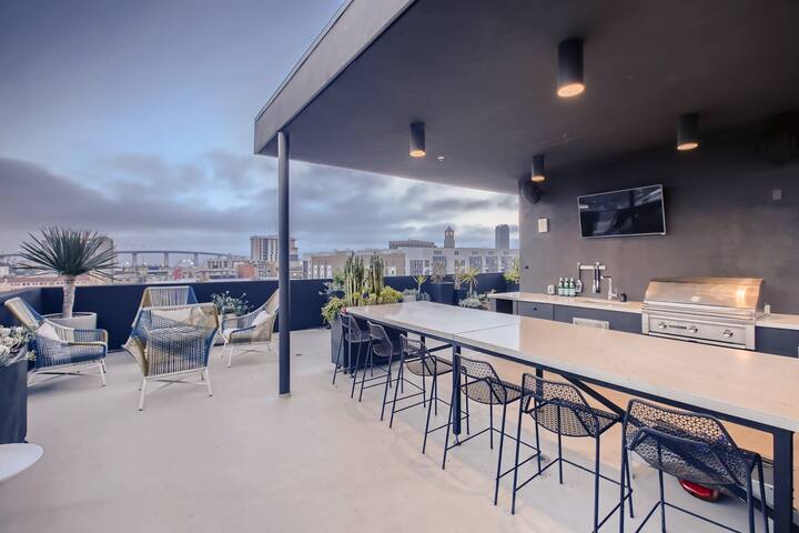 Penthouse with Private Rooftop! Hot Tub, Fire pit gallery image 5