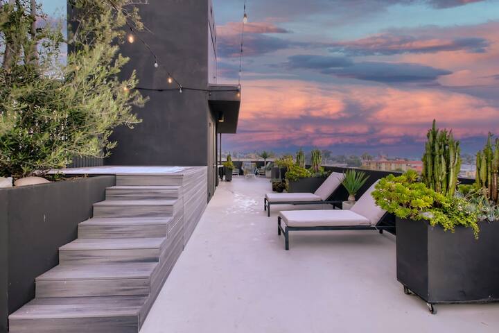 Penthouse with Private Rooftop! Hot Tub, Fire pit gallery image 3