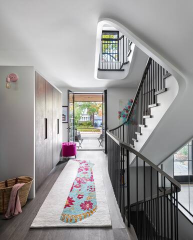 Award-winning 4 Bdrm home, perfect for families. gallery image 2