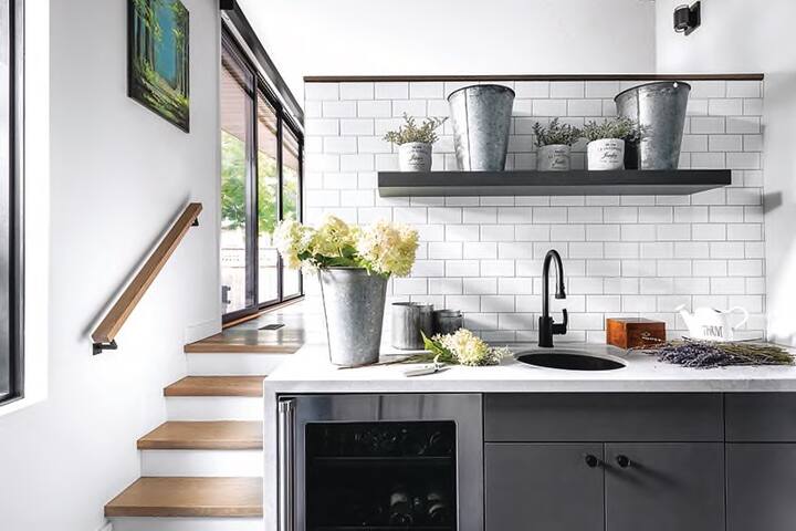 Award-winning 4 Bdrm home, perfect for families. gallery image 5