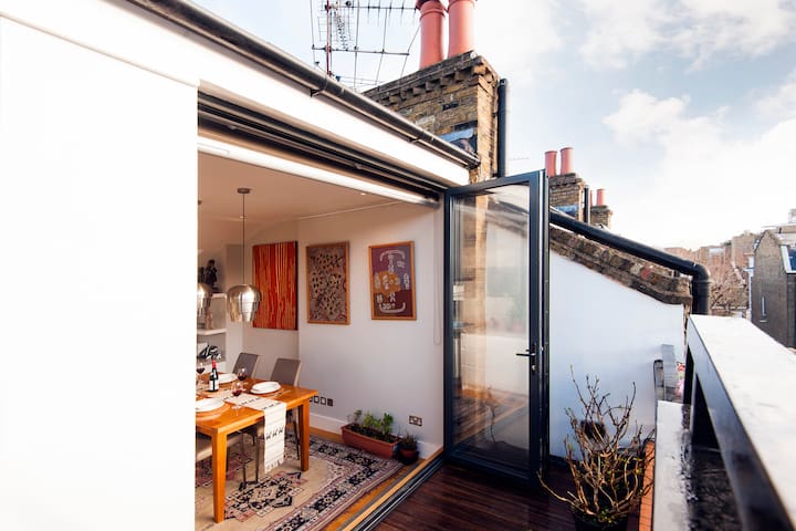 Bright & Stylish Kensington Home | Rooftop Views gallery image 3