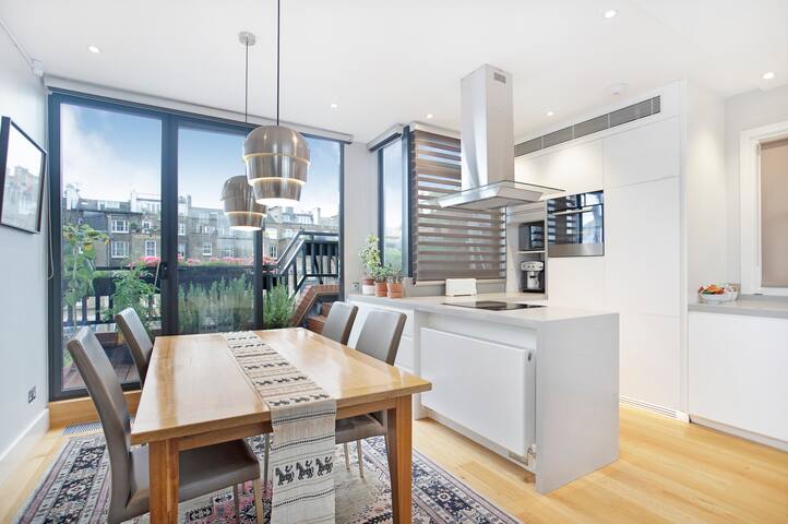 Bright & Stylish Kensington Home | Rooftop Views gallery image 5