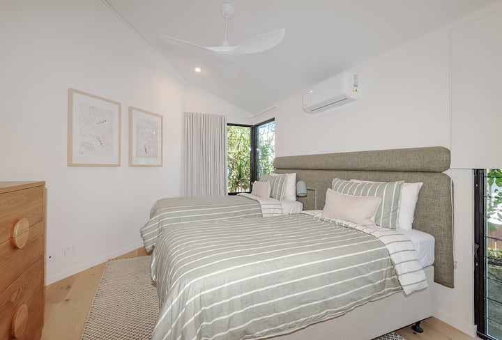 Las camas individuales tamaño king se pueden configurar como una cama tamaño super king, lo que le da flexibilidad a esta recámara de la planta alta, además de aire acondicionado.