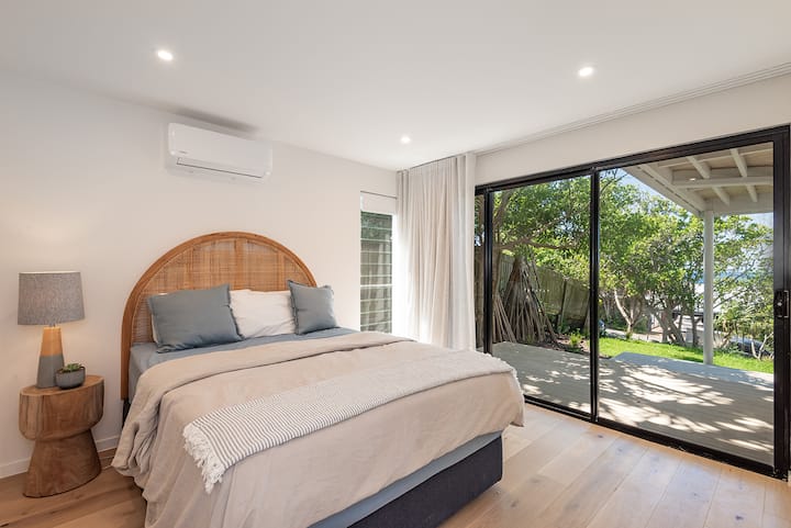 Una cama tamaño queen, aire acondicionado y acceso al nivel inferior hacen de esta recámara una opción práctica en Seaviews at Sunshine Beach.