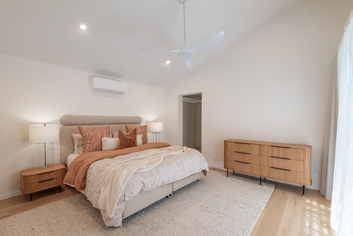 Una cama tamaño king, baño privado y vestidor le dan a esta recámara una configuración práctica en Seaviews at Sunshine Beach.