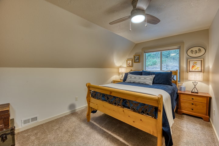 Guest Bedroom #2 - Queen w/Roku TV