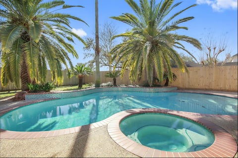 Beach Themed Oasis with Jacuzzi/Pool
