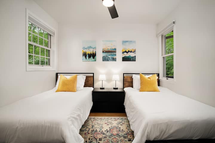 חדר השינה השני, הסמוך לפינת האוכל, כולל שתי מיטות זוגיות נוחות לשינה נינוחה.