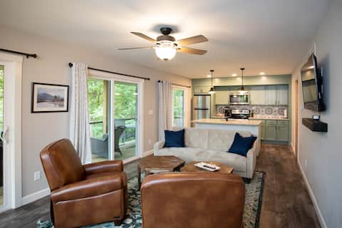 Top Airbnb: Beaver Lake Cottage in Lost Bridge Village