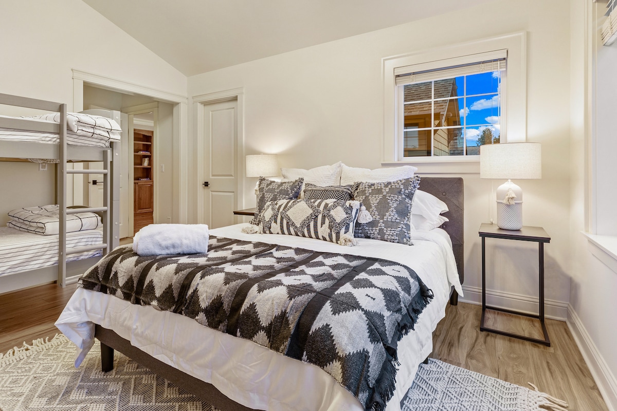 Ova spavaća soba na katu može primiti 2 odrasle osobe (bračni krevet (160x200)) i 2 djece . Ima 2 kreveta na kat i vrlo praktičnu kupaonicu s tušem.