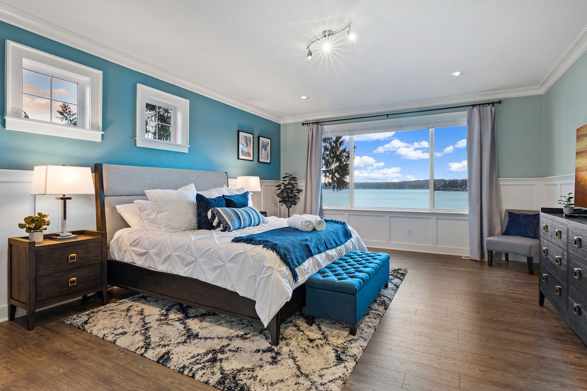 Izuzetno velika spavaća soba s bračnim krevetom i prekrasnim pogledom. Jedna od dvije spavaće sobe nalazi se na glavnom katu.