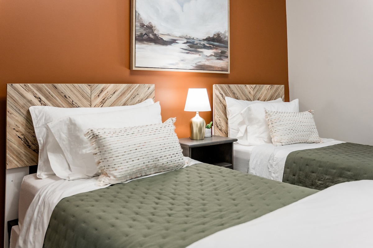 Dve samostatné extra dlhé postele s matracom z pamäťovej peny.