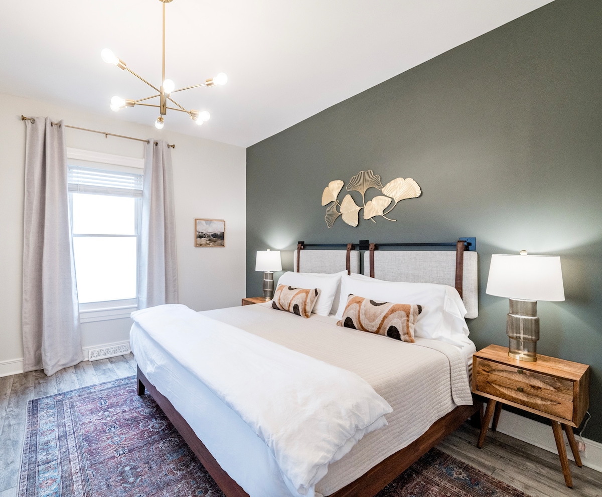 Veľká manželská posteľ s matracom s pamäťovou penou. 
Šatník s vešiakmi.
Pracovná stanica a napájacia tyč. 
Košík na vankúše.