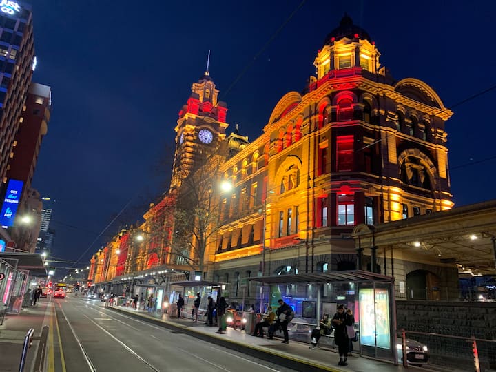 Historický výhľad na stanicu Flinders St oproti apartmánu.