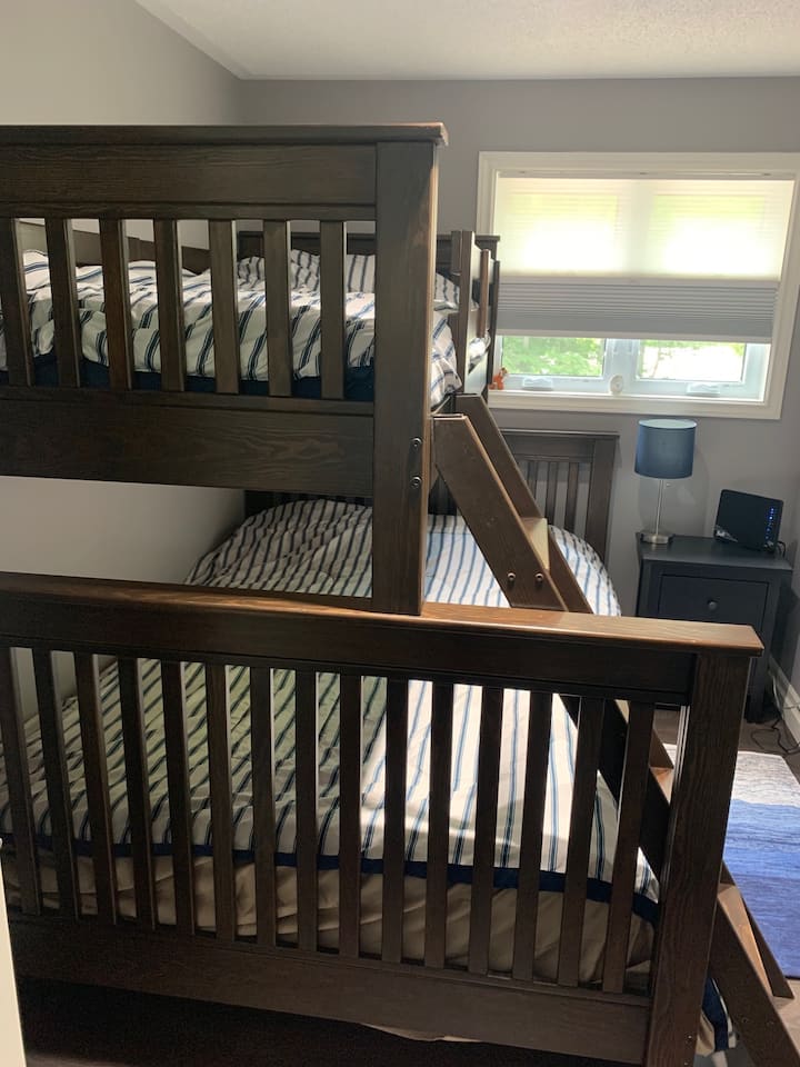 غرفة النوم رقم3 سرير بطابقين. مفرد فوق الملكة.