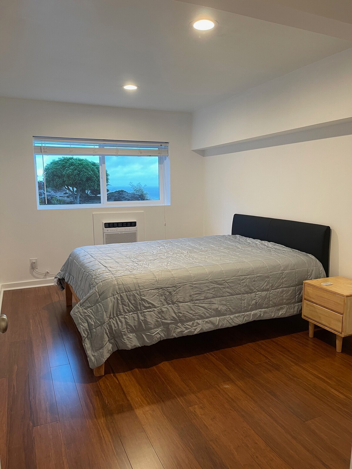 Საძინებელი 1 ქაფის ზომის მატრასით და პატარა კარადათი. Ამ ოთახს აქვს საკუთარი კედლის კონდიციონერი.