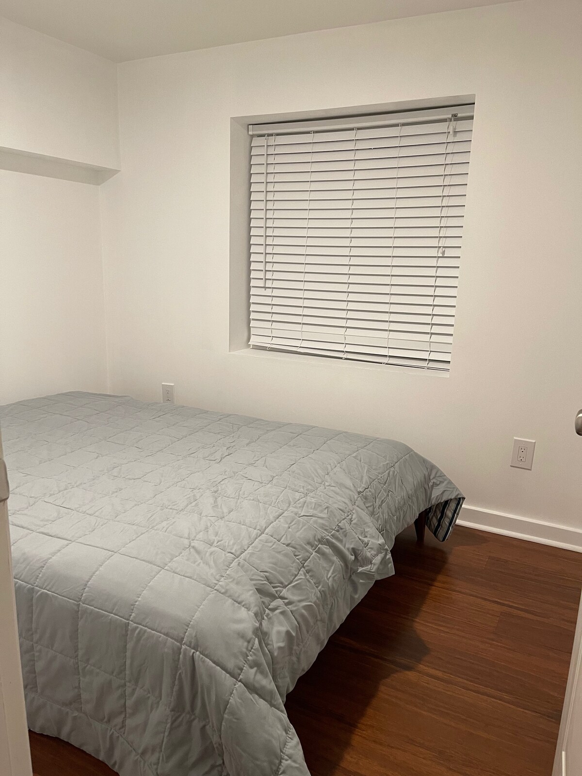 Საძინებელი 2 აღჭურვილია ფუტონის ზომის საწოლით.