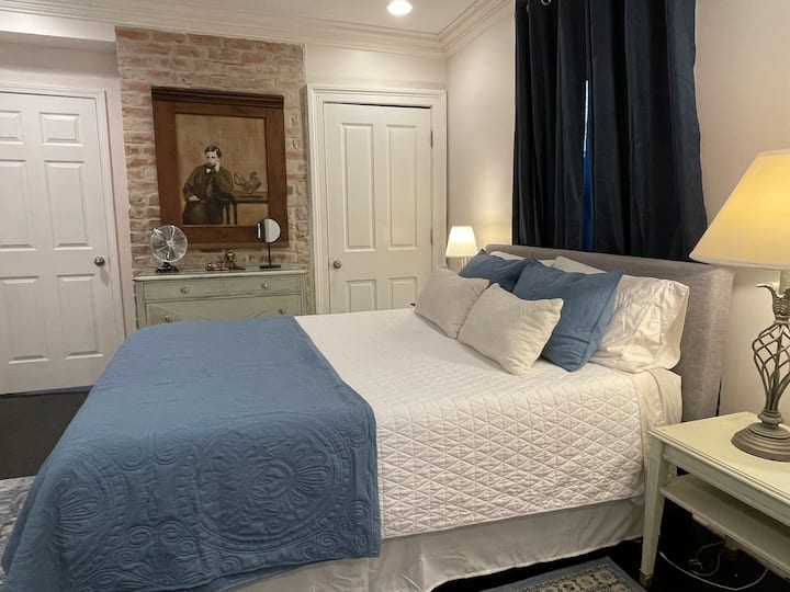 1号卧室配有标准双人床。