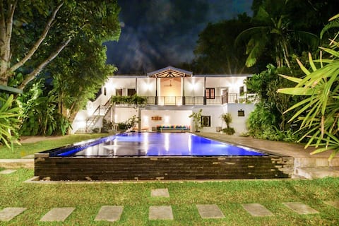 Luxe 7 BR | Free Breakfast | 5 min Beach & Fort