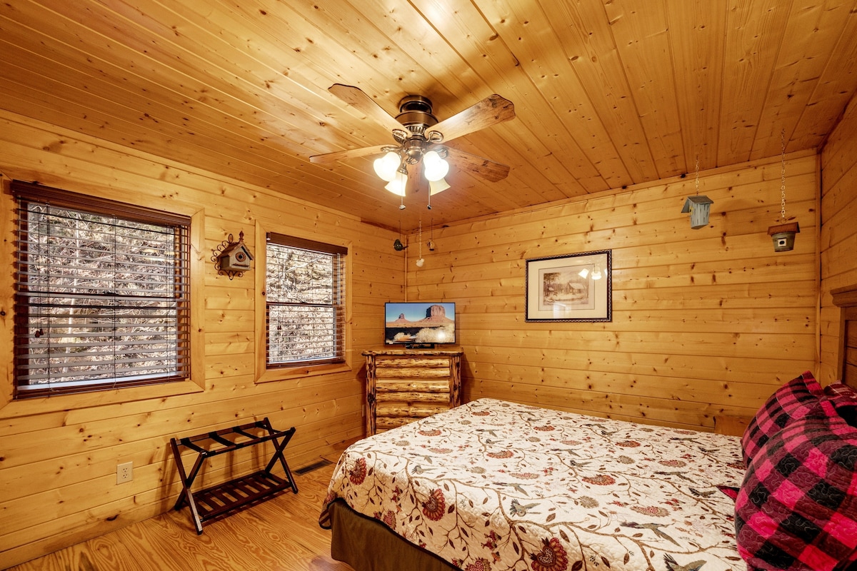 Chumba cha pili cha kulala na kitanda cha ukubwa wa malkia