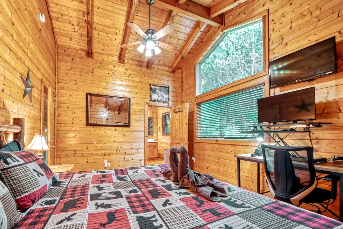 Chumba cha kulala cha Mwalimu kilicho na kitanda cha mfalme, dari za kanisa kuu, dawati la kujitolea la kazi/kusimama, bafu kamili na mwonekano mzuri wa misitu wa kuamka kila asubuhi.