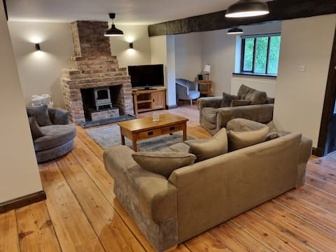 Successful Airbnb property: Thatched cottage on private 1.5 acre lake in Hoylake & Meols