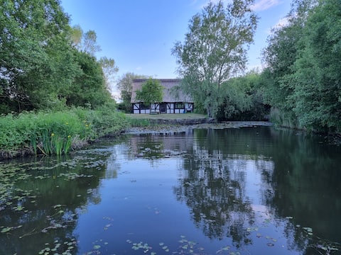 Thatched cottage on private 1.5 acre lake