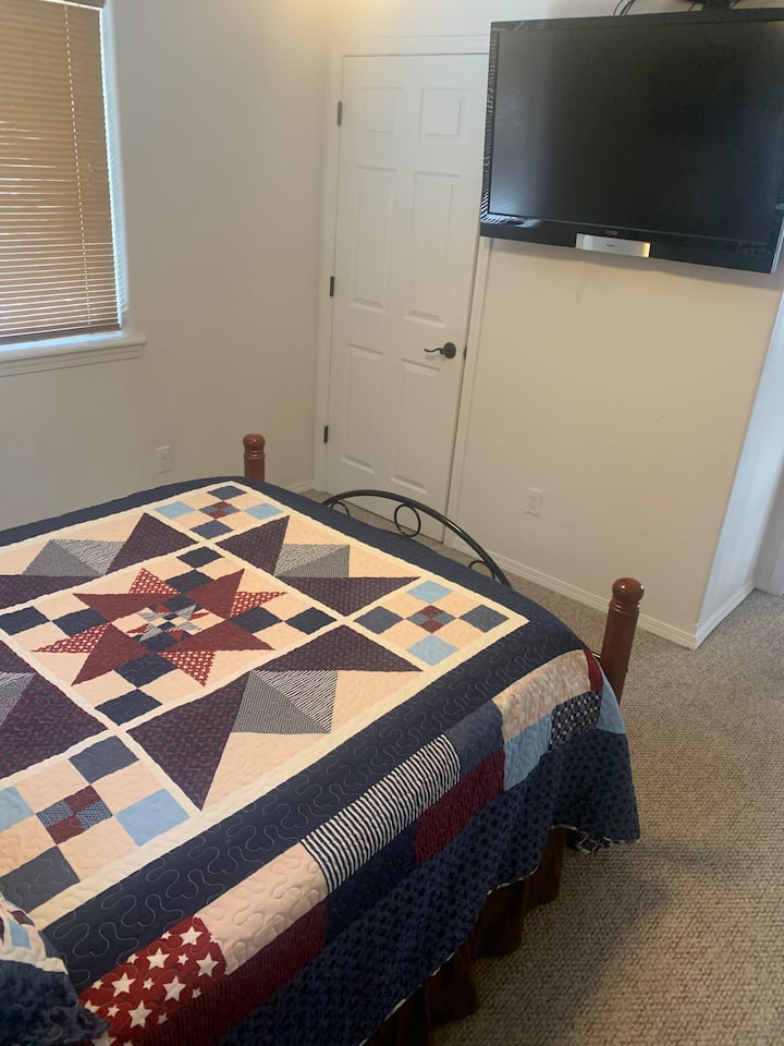 Spálňa s manželskou posteľou Queen a tele