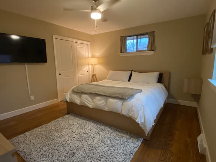 סוויטה ראשית עם מיטת קינג סייז