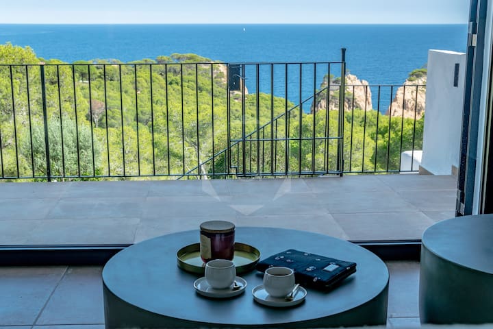 Amazing views, walkable to beach, modern gallery image 4