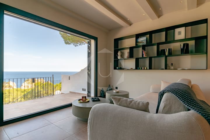 Amazing views, walkable to beach, modern gallery image 3