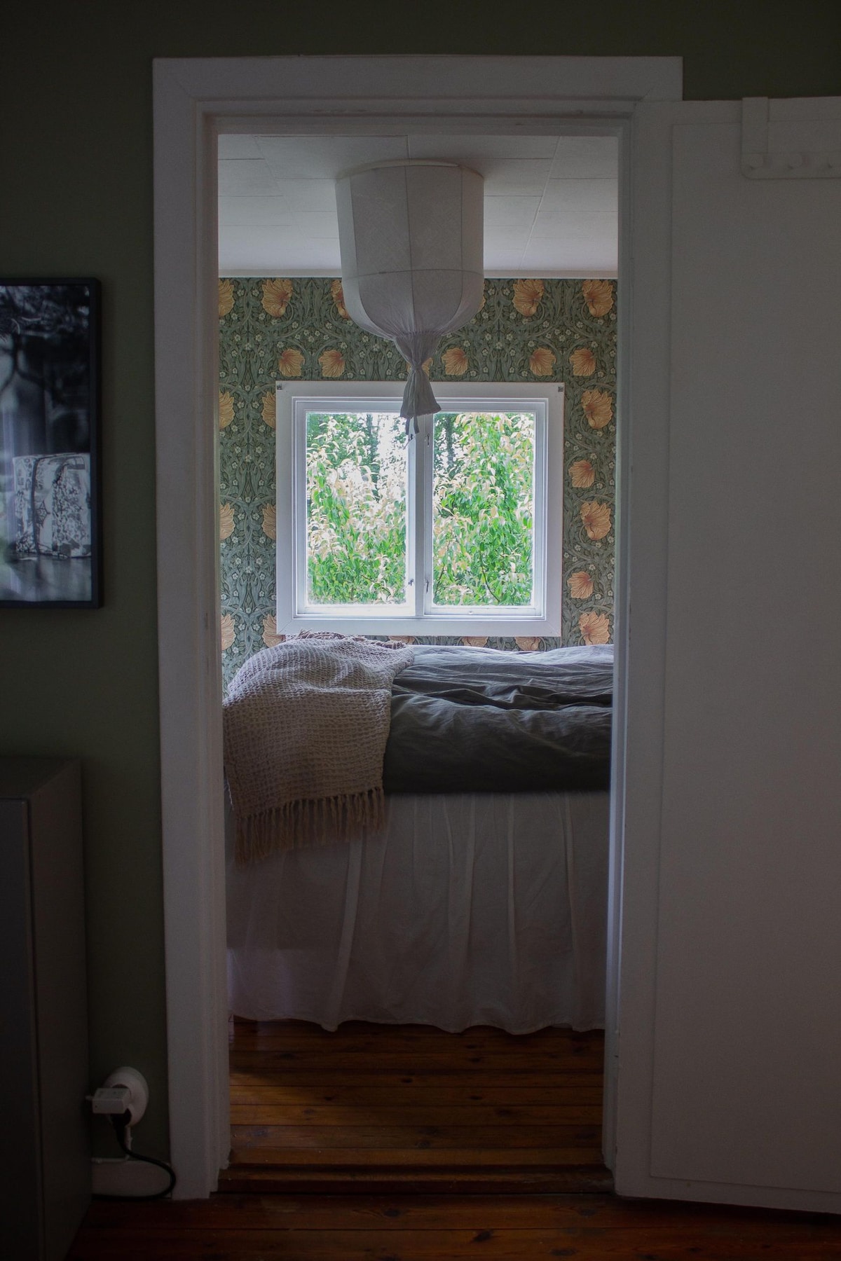 საძინებელი მისაღები ოთახიდან