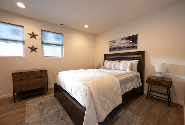 Спална соба со брачен кревет (широк 150-179 см) и USB приклучоци на секој држач за ноќевање.