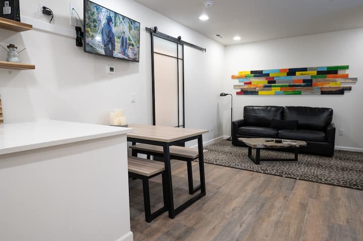 Удобен дневен простор со брачен кревет (широк 150-179 см) и приватна врата.