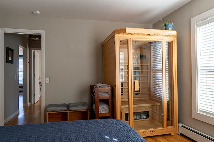 Sauna yenye miale katika chumba cha pili cha kulala.