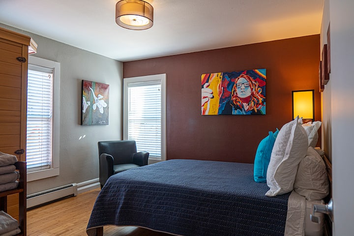 Chumba cha kulala cha pili na kitanda cha Malkia. Godoro la asili la Awara lenye mashuka ya pamba.