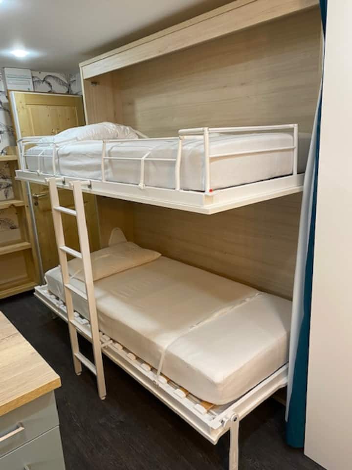 vitanda vya foldaway sncf 90x200 katika kona ya mlima