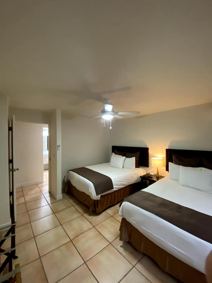 Cuarto secundario con dos camas Queen /Second room עם שתי מיטות זוגיות רחבות