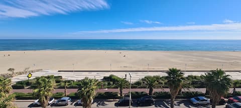 Le Petit Canet with its sea view.