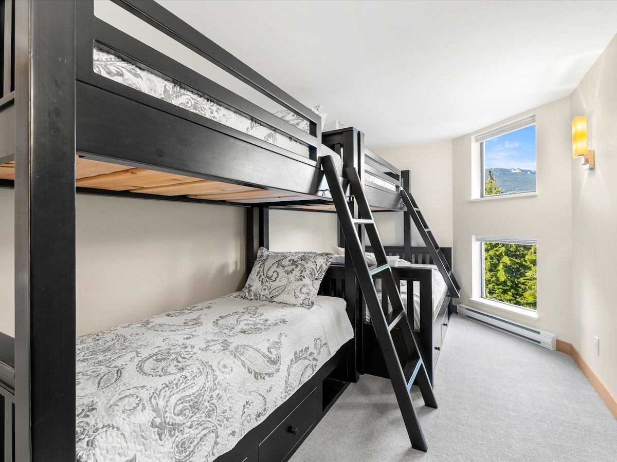 Second bedroom with 2 sets of bunk beds (3x double beds and 1x queen bed)