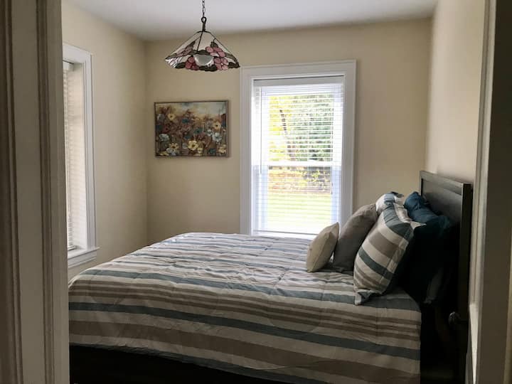Dormitorio uno con cama tamaño queen