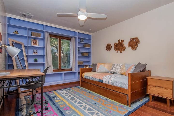 Chambre gigogne avec deux lits simples et bureau