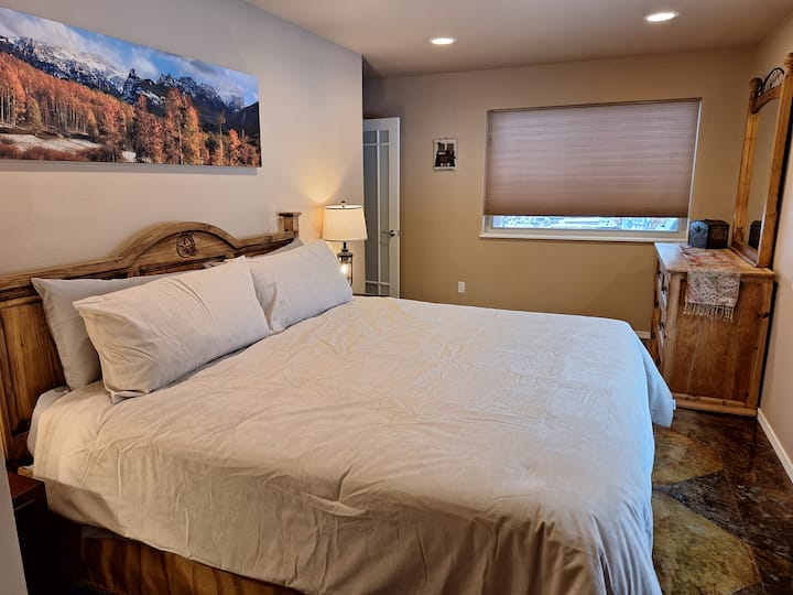 First floor king bedroom 